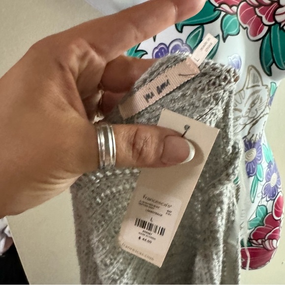 Francesca's Collections Gray V-Neck Sweater - Picture 4 of 4